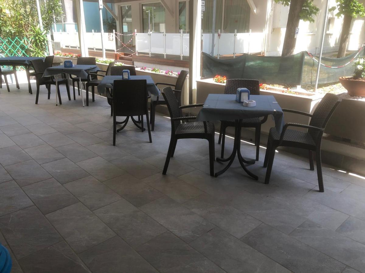 ريميني Hotel Laura المظهر الخارجي الصورة