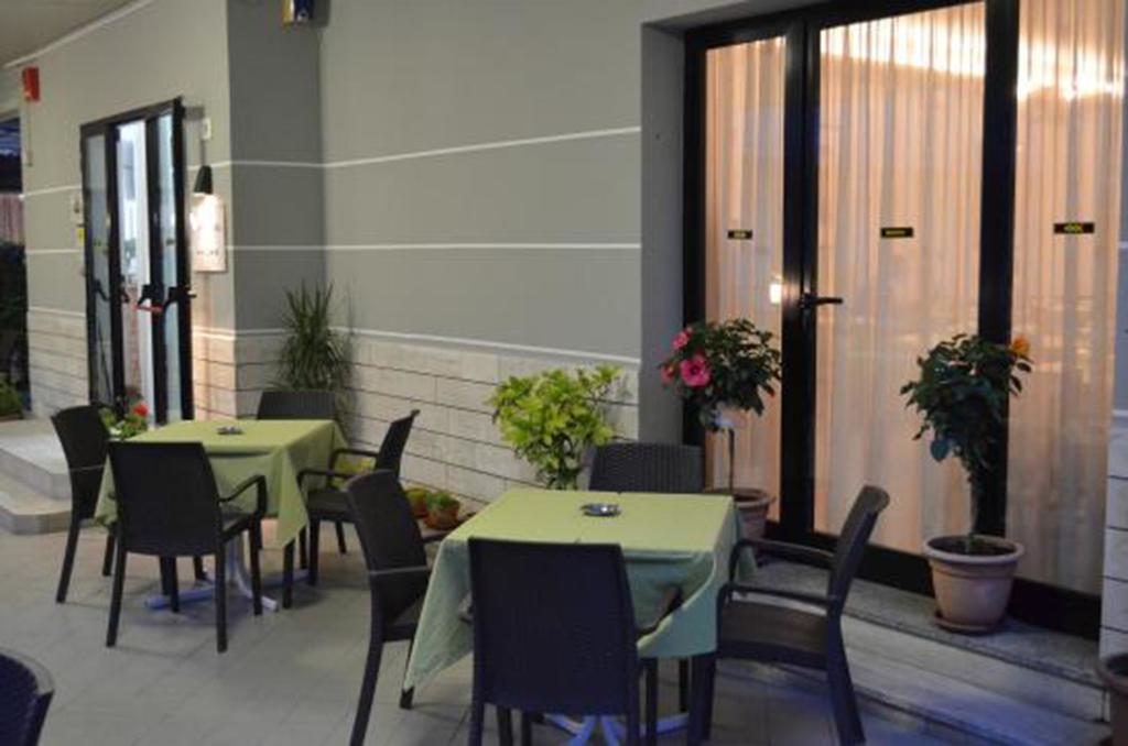 ريميني Hotel Laura المظهر الخارجي الصورة